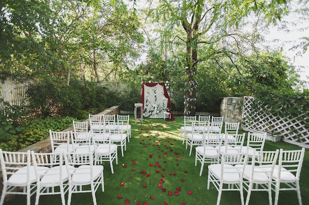 Foto bela cerimônia de casamento no parque