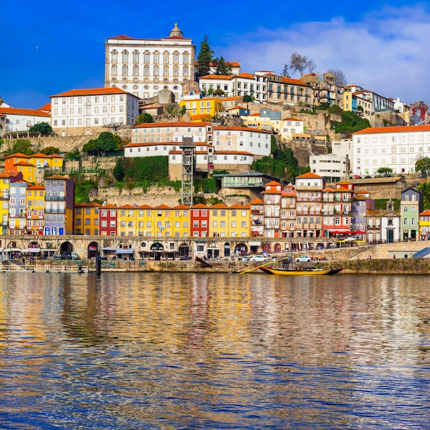 Bela cidade multicolorida do Porto. Portugal