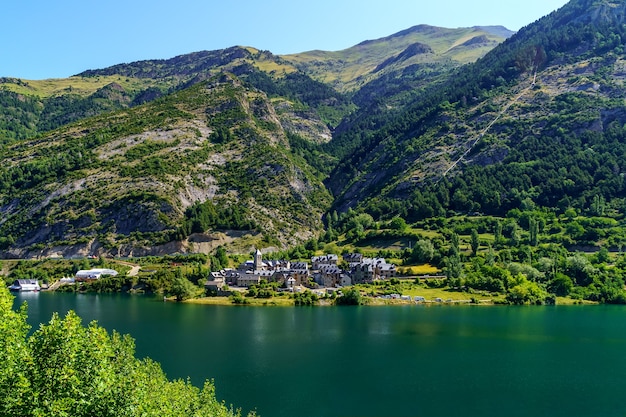 Bela cidade na margem de um grande lago entre altas montanhas nos Pirenéus, Huesca, Aragão, Espanha. Europa.