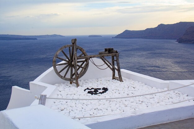 Bela cidade pequena e vista da paisagem em santorini ou oia isalnd grécia.