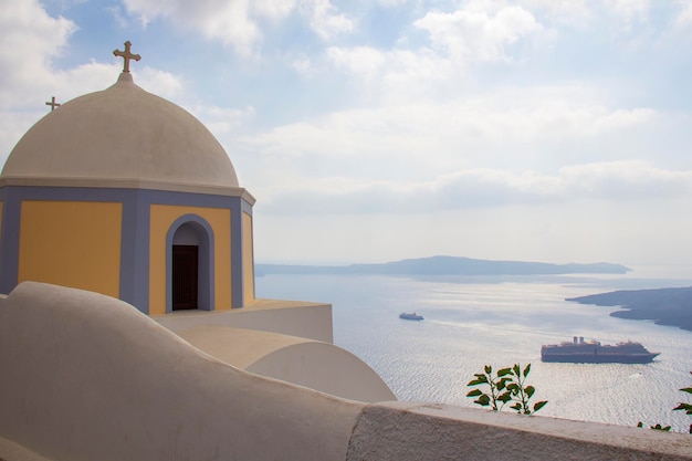 Bela cidade pequena e vista da paisagem em Santorini ou Oia Isalnd Grécia.