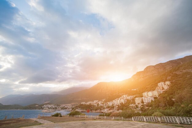 Bela cidade turística de paisagem marítima em uma praia rochosa à beira-mar