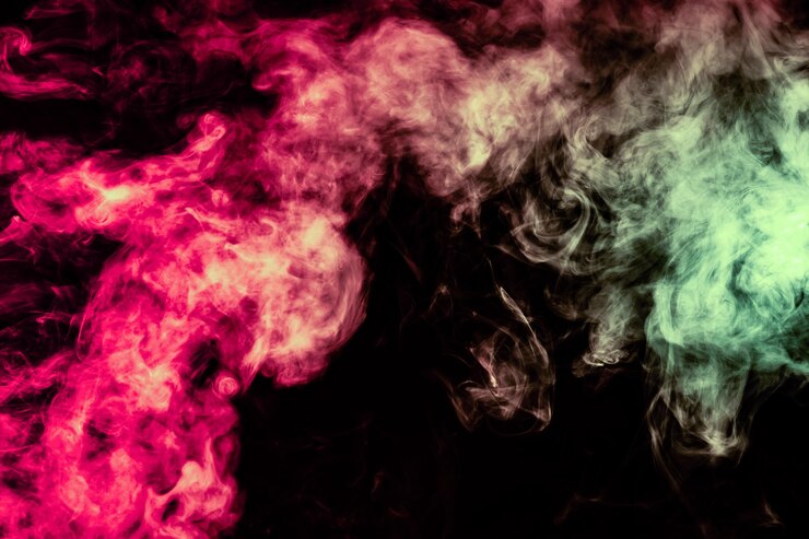 Foto bela coluna de fumaça na luz neon brilhante de rosa verde vermelho e turquesa em um fundo preto exalado do vape belo padrão para impressão e pano de fundo de ondas coloridas