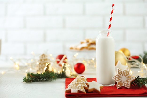 Bela composição com biscoitos de Natal e leite