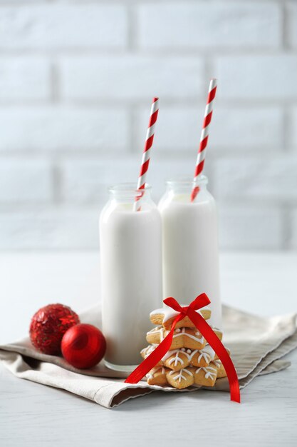 Bela composição com biscoitos de Natal e leite