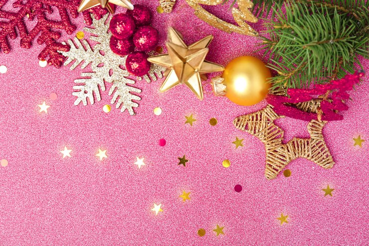 Foto bela composição com enfeites de natal em fundo colorido