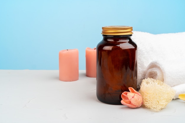 Bela composição com frascos de cosméticos e decorações de spa