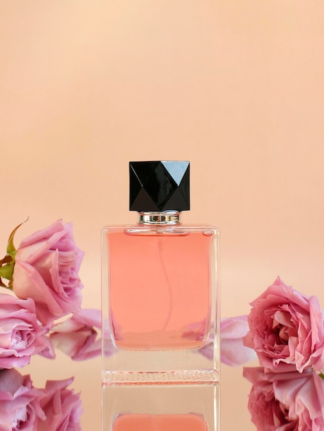 Foto bela composição com perfume e flores garrafas de perfume rosa pétalas de flores folhas verdes no fundo rosa vista superior espaço de cópia plana leigos perfumaria cosméticos coleção de fragrâncias de água de banheiro