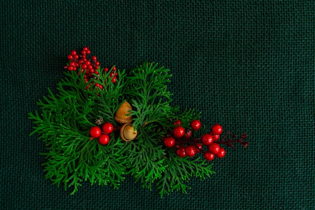 Bela composição de ano novo e Natal em um fundo de serapilheira verde elegante plana leigos cópia s ...