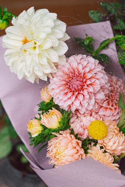 Foto bela composição de flores com rosa de outono e floand branco