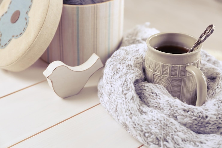 Foto bela composição de inverno com uma xícara de bebida quente