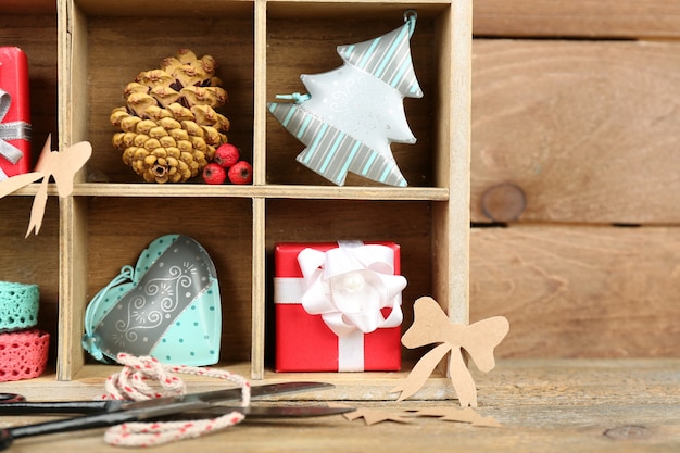 Bela composição de natal com presentes em caixote de madeira