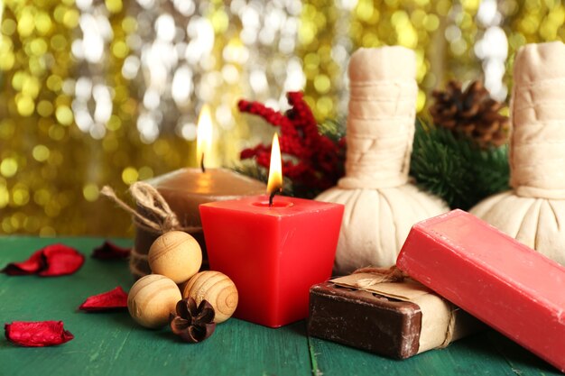 Bela composição de presentes de Natal na mesa de madeira verde contra um fundo brilhante, close-up