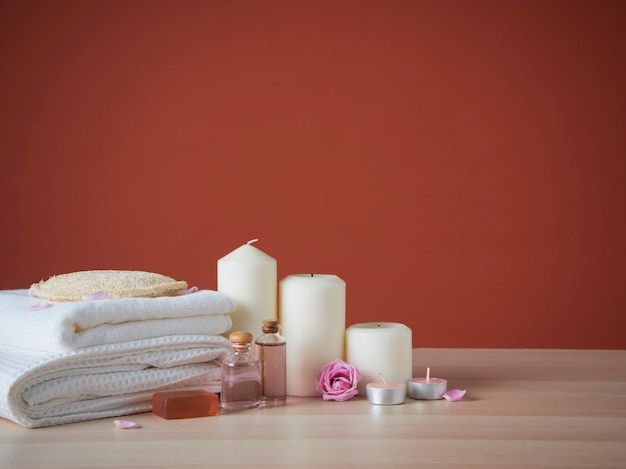 Bela composição de spa com velas perfumadas e rosas na mesa