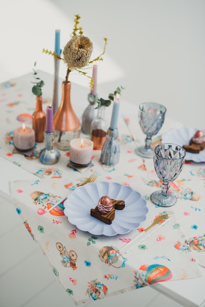 Bela configuração de mesa de Páscoa no feriado