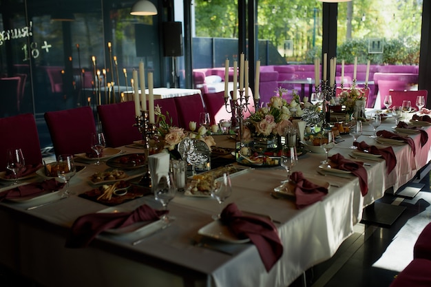 Bela configuração de mesa festiva com velas e flores.