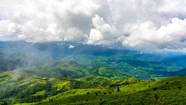 Bela cordilheira e nuvem no norte da tailândia.