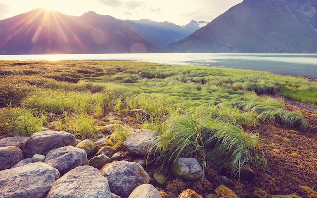 Bela costa ao pôr do sol em Bella Coola, Canadá