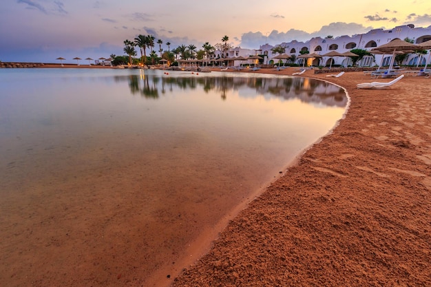 Bela costa de praia no mar vermelho ao pôr do sol no Egito