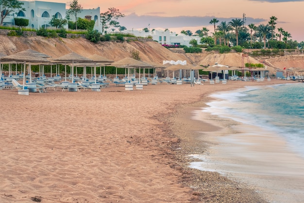 Bela costa de praia no mar vermelho ao pôr do sol no Egito