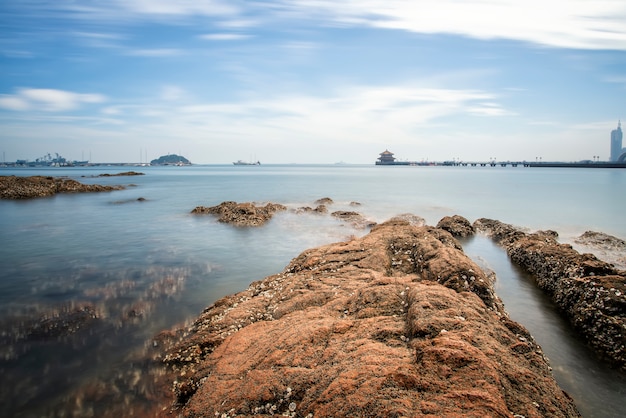 Bela costa de Qingdao e paisagem arquitetônica