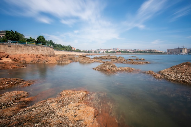 Bela costa de Qingdao e paisagem arquitetônica