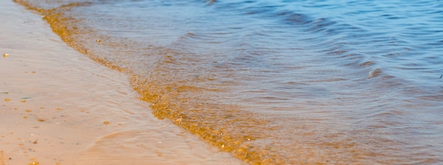 Foto bela costa de verão à beira-mar com areia do mar de ouro