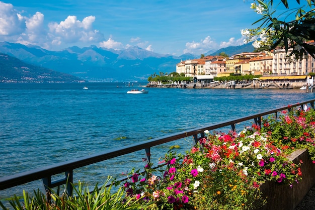 Bela costa do lago Como no verão com flores famoso destino turístico