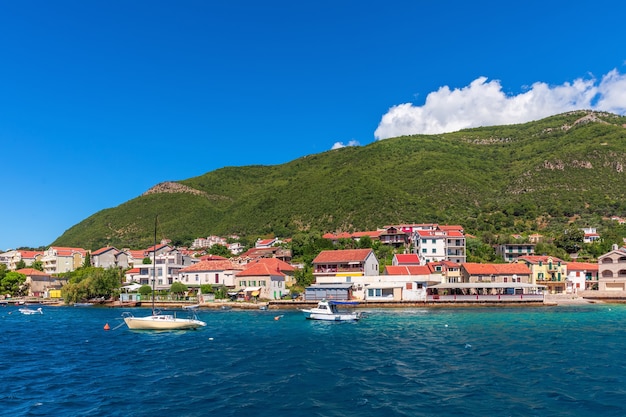 Bela costa do mar adriatíaco perto de kotor, montenegro