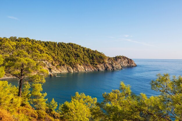 Bela costa do mar na turquia. paisagens naturais incríveis ao longo do caminho de caminhada da lícia.