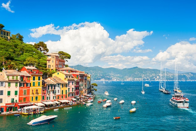 Bela costa marítima com barcos e casas coloridas em Portofino, Itália