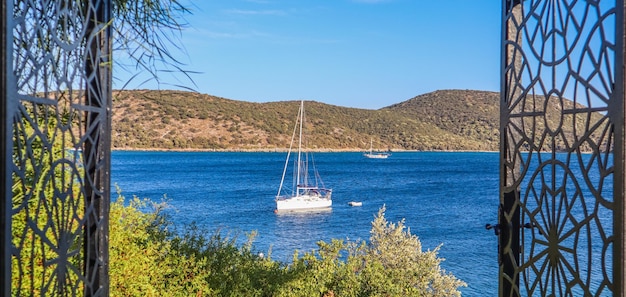 Bela costa mediterrânea com ilhas, montanhas e iates no mar azul