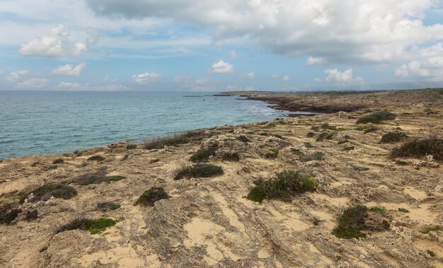 Bela costa mediterrânea contra o fundo de nuvens