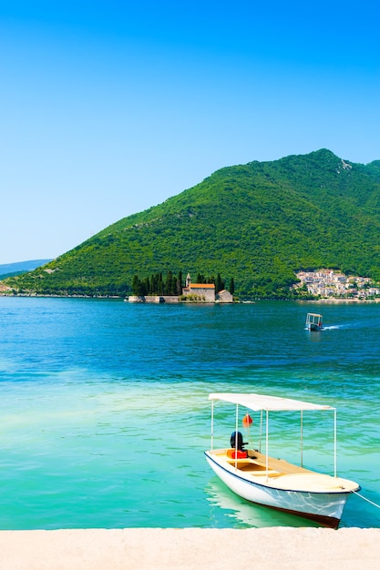 Bela costa na cidade de Perast e vista da ilha de St. George na Baía de Kotor, Montenegro. Destino de viagem famoso.