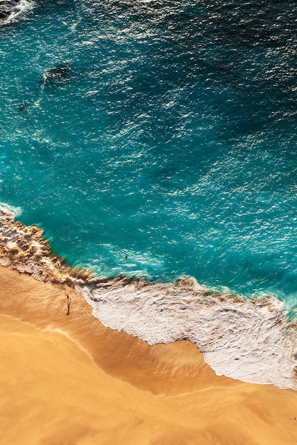 Bela costa nas ilhas do Oceano Índico, visão vertical. Bela praia de areia com mar azul-turquesa. Vista superior de uma praia tropical do oceano turquesa. Costa como pano de fundo da vista superior. Maldivas