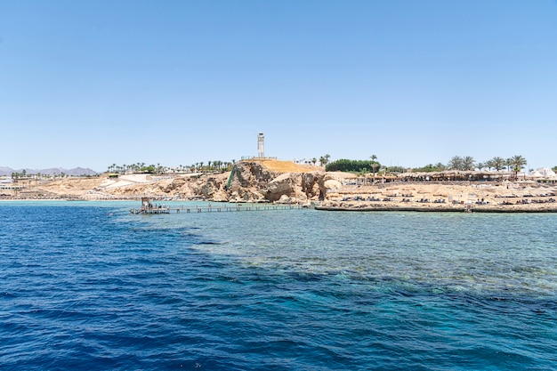 Bela costa rochosa na cidade turística de Sharm el Sheikh, Egito. Vista do mar. Paisagem egípcia no Sinai.