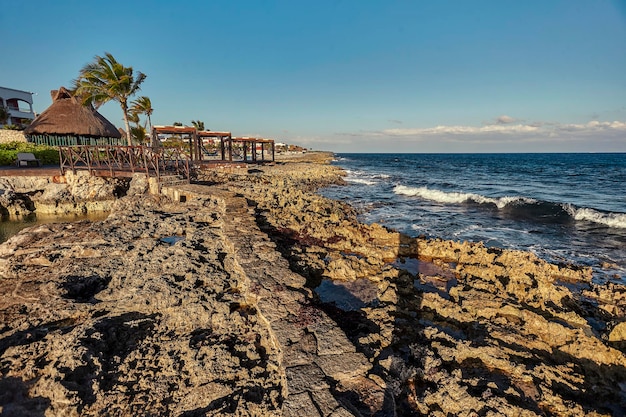 Bela costa rochosa natural no México