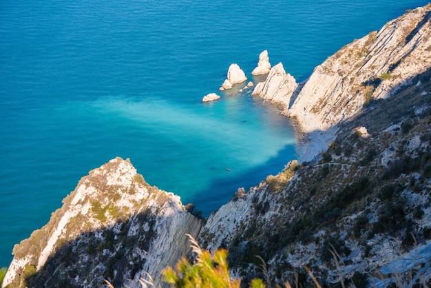 Bela costa rochosa no mar Mediterrâneo, vista de cima