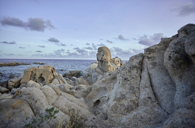 Bela costa sul da Sardenha feita de pedras e rochas de granito