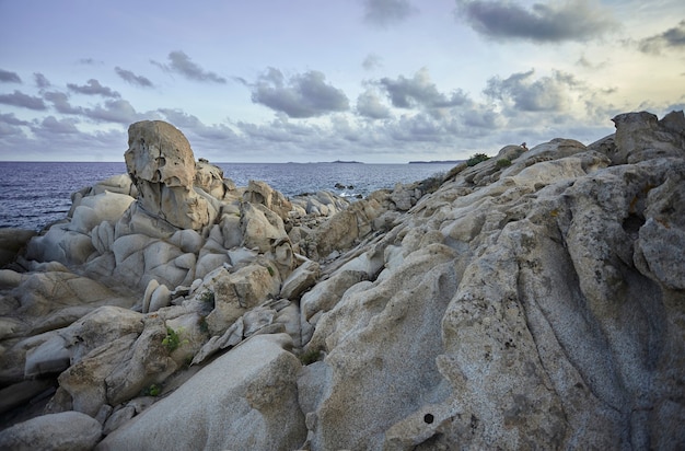 Bela costa sul da Sardenha feita de pedras e rochas de granito