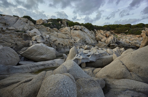 Bela costa sul da Sardenha feita de pedras e rochas de granito