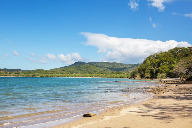 Bela costa tropical do Oceano Pacífico na Costa Rica