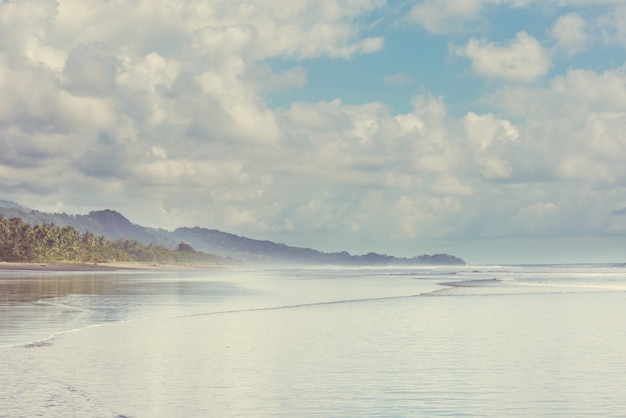 Bela costa tropical do Oceano Pacífico na Costa Rica