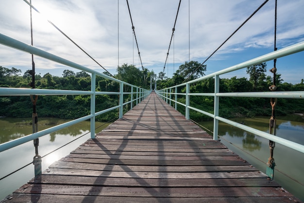 Bela da mais longa ponte de suspensão na região nordeste do Parque Nacional de Tana Rapids, Ubonratchatani, Tailândia