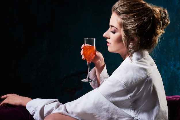 Foto bela dama em elegante vestido de noite com taça de champanhe