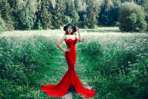 Bela dama está posando em um vestido vermelho sexy