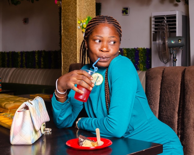 Bela dama no café tomando um vinho de bebida