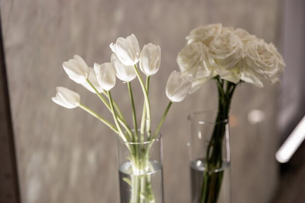 Foto bela decoração de casamento elegante e romântica para um jantar de luxo na itália toscana desenho floral moderno para casamento ao ar livre