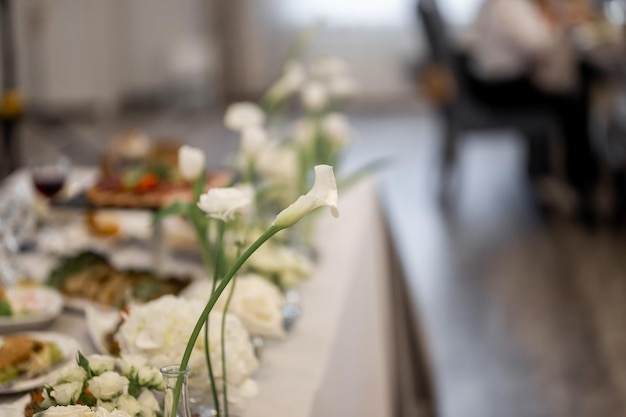 Foto bela decoração de casamento elegante e romântica para um jantar de luxo na itália toscana desenho floral moderno para casamento ao ar livre