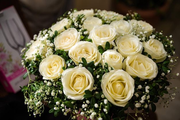 Bela decoração de casamentos com diferentes folhas verdes exóticas de rees para o conceito de natureza conjunto de folhas Bouquet delicado Bouquet com rosas peônias callas para noivos de casamento